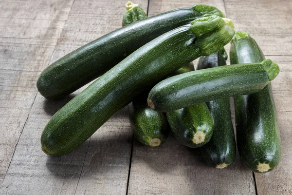 Ahşap masa üzerinde yeşil kabak