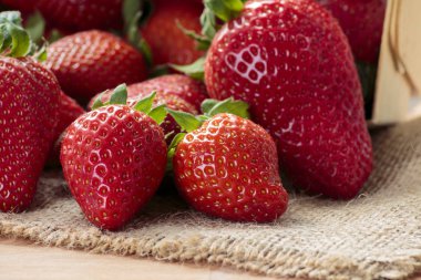 Jüt üzerinde kırmızı çilek yığını