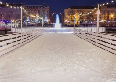 Zagreb, Hırvatistan - 27 Aralık 2015: Zagreb, Ice Park 'ta Advent ve King Tomislav parkının ortasında çeşme