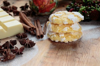 Beyaz arka kağıt üzerinde cevizli baklava