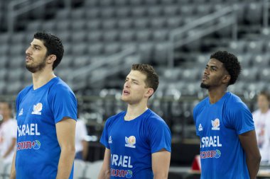 Zagreb, Hırvatistan - 27 Ağustos 2015: Hazırlık maçı İsrail ile Estonya arasında yapılacak 2015 Eurobasket karşılaşması öncesinde gerçekleşti. Milli marş sırasında İsrailli oyuncular Eliyahu, Mekel ve Dawson