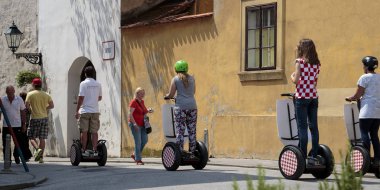 Zagreb, Hırvatistan - 05 Ağustos 2015: Bir Segway 'e binen turistler Hırvatistan' ın başkenti Zagreb 'in üst kesiminde bir tura çıktılar 