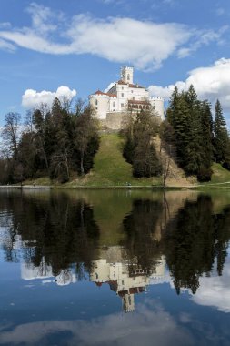 Castle Trakoscan, kuzey Hırvatistan'da yer almaktadır. Trakoscan 13. Trakoscan Kalesi 280 m yükseklikte yer almaktadır..