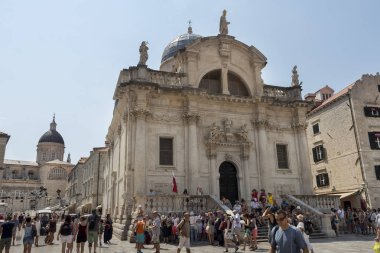 Dubrovnik, Hırvatistan - 13 Ağustos 2015: St. Blaise Kilisesi (Crkva sv. Vlaha) ve Dubrovnik şehrinde turistler , Hırvatistan