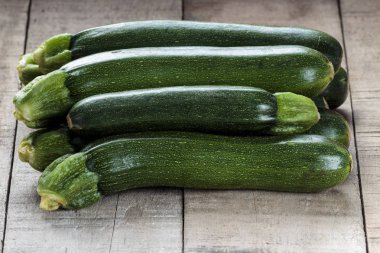 Ahşap masa üzerinde yeşil kabak