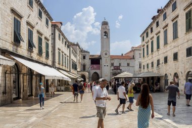 Dubrovnik, Hırvatistan - 13 Ağustos 2015: Dubrovnik, Hırvatistan'da yerli halk ve turistlerin bulunduğu ana caddenin (Stradun veya Placa) yaz sahnesi