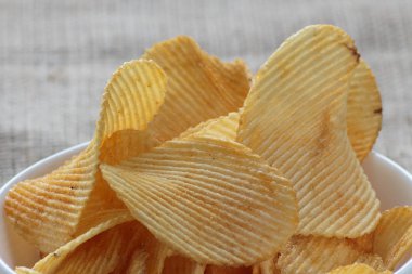 Nervürlü patates cipsi yakın