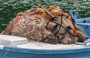 Ahşap teknede balık ağı 