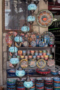 Mostar, Bosna-Hersek - 12 Ağustos 2015: Bosna Hersek Mostar'daki birçok mağazadan birinde renkli kaseler ve hediyelik eşyalar