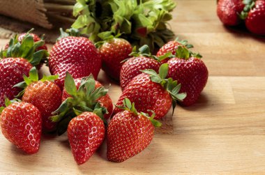 Tahta tahta üzerinde kırmızı çilek yığını 