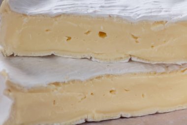 Camembert eski rustik ahşap masa üzerinde