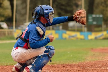 Zagreb, Hırvatistan - 27 Eylül 2015: Beyzbol maçı Zagreb ve Beyzbol Kulübü Medvednica. Yakalayıcı sahada.