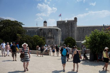 Dubrovnik, Hırvatistan - 13 Ağustos 2015: Hırvatistan'ın Dubrovnik şehrinin eski bölümündeki ana giriş 