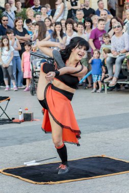 Zagreb, Hırvatistan - 6 Haziran 2015: Arjantinli Cronopia, grotesk dans ve akrobatlar tarafından çerçevelenen müziğe vücuduyla inanılmaz şeyler sergileyen bir sanatçı. 19. Cest en iyisidir.
