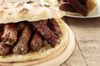 Cevapi (Cevapcici), Barbekü de hazırlanan ve Lepinja ekmeği ile servis edilen Boşnak yemeği. Bu yemek tüm Balkanlar'da popüler, turistler ve yerliler ile.