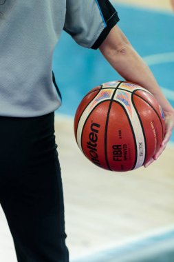 Zagreb, Hırvatistan - 27 Ağustos 2015: İsrail ile Estonya arasındaki Eurobasket 2015 karşılaşması öncesinde. Hakem topu tutuyor..