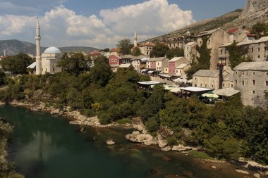 Mostar, Bosna-Hersek - 05 Ağustos 2015: Mostar'daki Eski Köprü yakınlarında yürüyen turist ve yerlihalk. Unesco mirasına dahil