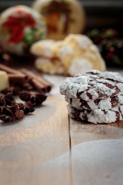 Çikolatalı buruşuk kurabiyeler. Sığ alan derinliği