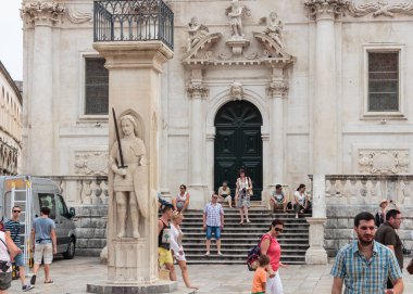 Dubrovnik, Hırvatistan - 13 Ağustos 2015: St. Blaise Kilisesi (Crkva sv. Vlaha) ve Dubrovnik kentinde Orlando sütun, Hırvatistan (Star Wars yeni film için ayarlanmış olarak kullanılır) 