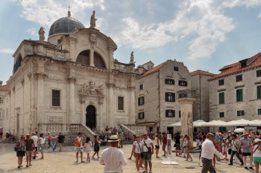 Dubrovnik, Hırvatistan - 13 Ağustos 2015: St. Blaise Kilisesi (Crkva sv. Vlaha), Orlando sütun ve Dubrovnik kentinde turistler ,Hırvatistan