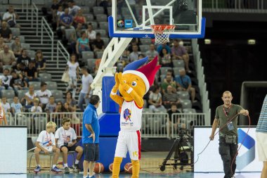 Zagreb, Hırvatistan - 28 Ağustos 2015: Hazırlık maçı Hırvatistan ile İsrail arasında yapılacak 2015 Eurobasket karşılaşması öncesinde gerçekleşti. 2015 Eurobasket maskotu Frenkie.