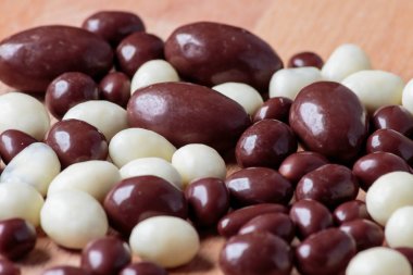 Ahşap backgroun çikolata dragee