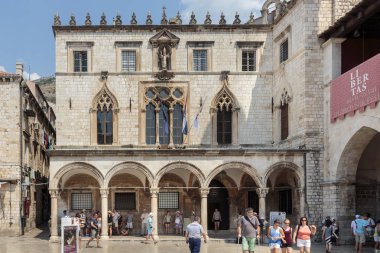 Dubrovnik, Hırvatistan - 13 Ağustos 2015: Divona olarak da adlandırılan Sponza Sarayı, 16. Adı Latince 