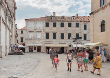 Dubrovnik, Hırvatistan - 13 Ağustos 2015: Dubrovnik sokaklarında yerli halk ve turistlerle yaz sahnesi. Dubrovnik Sokakları şimdi yeni Star Wars filmi için set olarak kullanılır 
