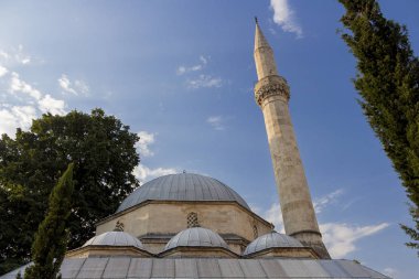 Bosna-Hersek Mostar'daki caminin minaresi ve kubbesi
