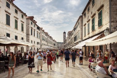 Dubrovnik, Hırvatistan - 13 Ağustos 2015: Dubrovnik, Hırvatistan'da yerli halk ve turistlerin bulunduğu ana caddenin (Stradun veya Placa) yaz sahnesi