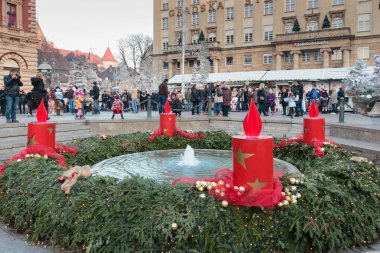 Zagreb, Hırvatistan - 26 Aralık 2015: Zagreb 'de Advent, Mandusevac çeşmesi yeni gelen çelenkle süslendi. Hırvatistan 'ın Zagreb kentinde Josip Jelaciç meydanını yasakla.