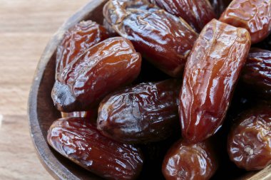 Tarihler ahşap kase yakın meyve