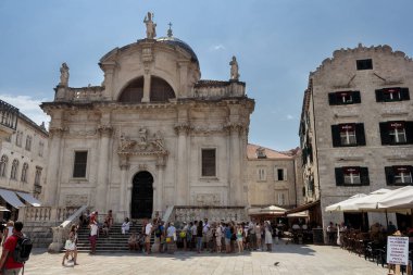 Dubrovnik, Hırvatistan - 13 Ağustos 2015: St. Blaise Kilisesi (Crkva sv. Vlaha) ve Dubrovnik şehrinde turistler , Hırvatistan