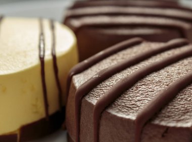 Çikolata ve vanilyalı mus kek yakın