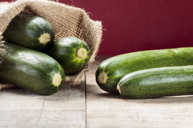 Ahşap masa üzerinde yeşil kabak