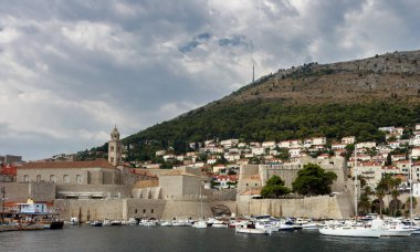 Dubrovnik, Hırvatistan - 13 Ağustos 2015: Dubrovnik Limanı, Hırvatistan. Dubrovnik Unesco Dünya Mirası listesi