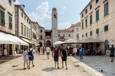 Dubrovnik, Hırvatistan - 13 Ağustos 2015: Dubrovnik, Hırvatistan'da yerli halk ve turistlerin bulunduğu ana caddenin (Stradun veya Placa) yaz sahnesi