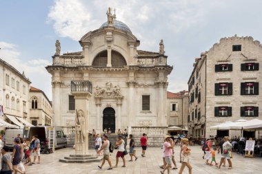 Dubrovnik, Hırvatistan - 13 Ağustos 2015: St. Blaise Kilisesi (Crkva sv. Vlaha) ve Dubrovnik şehrinde turistler , Hırvatistan