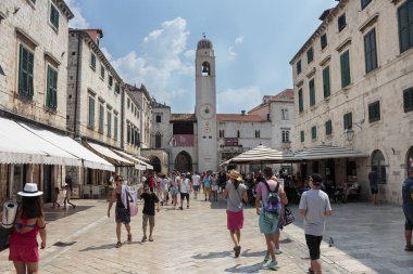 Dubrovnik, Hırvatistan - 13 Ağustos 2015: Dubrovnik, Hırvatistan'da yerli halk ve turistlerin bulunduğu ana caddenin (Stradun veya Placa) yaz sahnesi