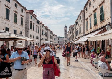 Dubrovnik, Hırvatistan - 13 Ağustos 2015: Yerli halk ve turistlerin yer verdiği ana caddenin (Stradun veya Placa) yaz sahnesi, şimdi yeni Star Wars filmi için ayarlanmış olarak kullanılıyor