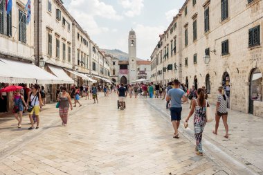 Dubrovnik, Hırvatistan - 13 Ağustos 2015: Dubrovnik, Hırvatistan'da yerli halk ve turistlerin bulunduğu ana caddenin (Stradun veya Placa) yaz sahnesi
