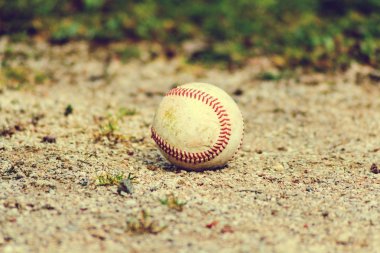 Çakılda beyzbol topu. Retro filtre ile işlenir.