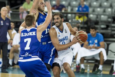Zagreb, Hırvatistan - 27 Ağustos 2015: Hazırlık maçı İsrail ile Estonya arasında yapılacak 2015 Eurobasket karşılaşması öncesinde gerçekleşti. İsrailli oyuncu Omri Casspi top ile