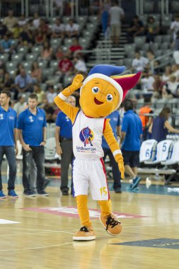 Zagreb, Hırvatistan - 28 Ağustos 2015: Hazırlık maçı Hırvatistan ile İsrail arasında yapılacak 2015 Eurobasket karşılaşması öncesinde gerçekleşti. 2015 Eurobasket maskotu Frenkie.