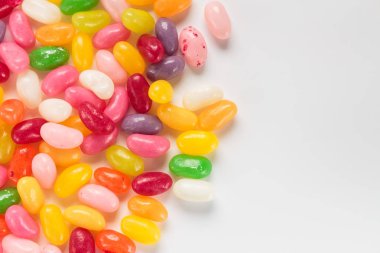 Beyaz arka planda jöle fasulye. Kopyalama alanı