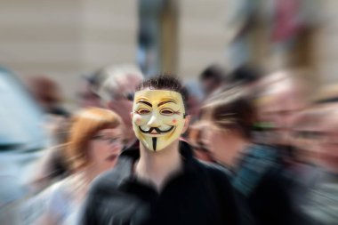 Hırvatistan, Zagreb'de İsviçre frangı kredilerine artan ilgiyi protesto eden bir protesto sırasında Anonim maske takan bir adam. Yakınlaştırma bulanıklığı ile işlenir. 