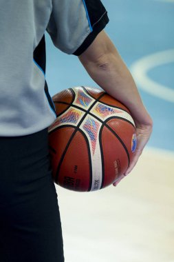 Zagreb, Hırvatistan - 27 Ağustos 2015: Hazırlık maçı İsrail ile Estonya arasında yapılacak 2015 Eurobasket karşılaşması öncesinde gerçekleşti. Hakem topu tutuyor..