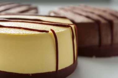 Vanilya ve çikolatalı mus kek yakın