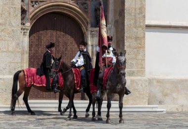 Zagreb, Hırvatistan - 05 Ağustos 2015: Hırvatistan 'ın Zagreb kentindeki Aziz Mark meydanında düzenlenen Zafer Günü ve Hırvat Savunmacıların Günü kutlamalarında süvari alayı.