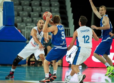 Zagreb, Hırvatistan - 27 Ağustos 2015: İsrail ile Estonya arasındaki Eurobasket 2015 karşılaşması öncesinde. Top İsrailli oyuncuda.